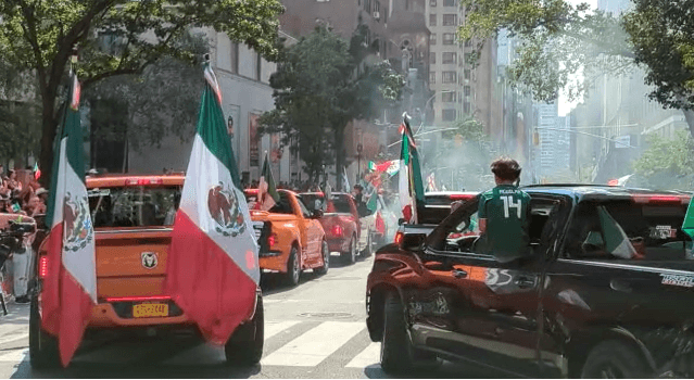 Cientos de autos, bailarines y turistas se dieron cita para conmemorar esta fecha tan importante para los mexicanos.