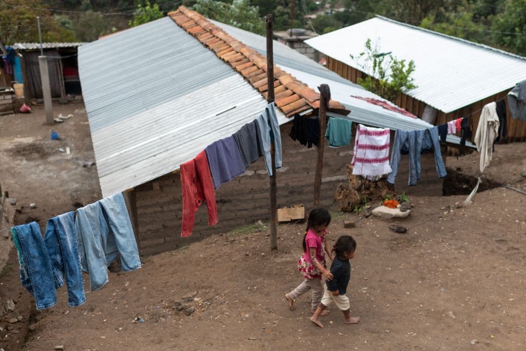 "Queremos que cambie, pero como la gente dice 'yo hago lo que quiero porque tengo a mi hija y nadie me va a mandar' (...) quisiéramos que hubiera alguien que nos ayudara, que dieran una ley" para impedirlo, comenta Víctor Moreno, de 29 años y quien también fue casado por esa tradición pero espera no hacerlo con sus hijas. "Somos gente pobre, no tenemos para comprar una nuera que se case con nuestros hijos y batallamos mucho para pagar", añade este padre de dos niños.
