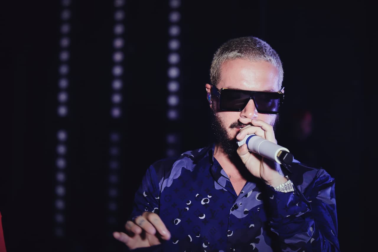 Aunque J Balvin ha vendido 35 millones de discos y sus videos tienen billones de vistas en internet, ensayó meticulosamente el tema que cantará durante este gran espectáculo, demostrando así que la excelencia musical no se improvisa.