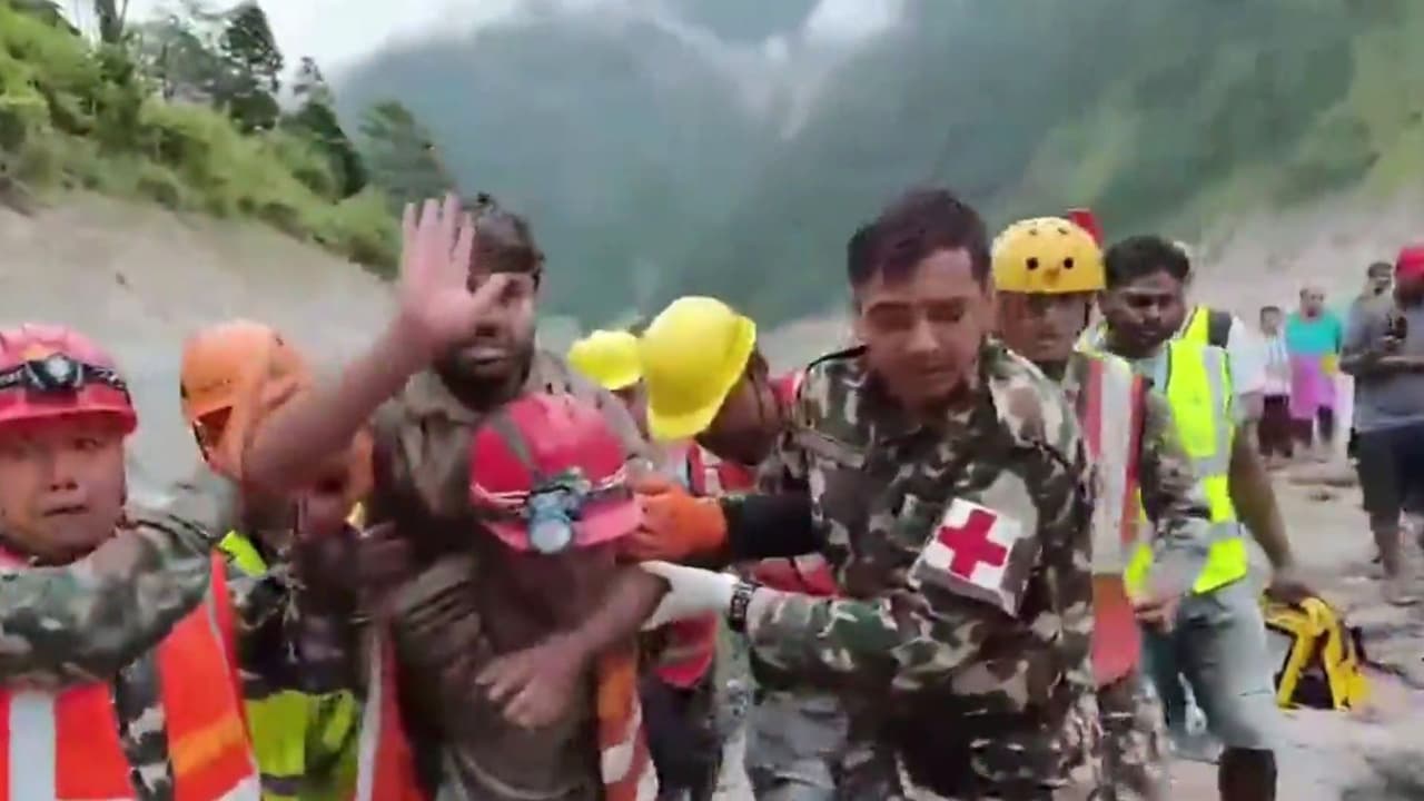 Esperanza en Nepal: Así fue el rescate con vida de un trabajador que pasó 9 días atrapado en un túnel