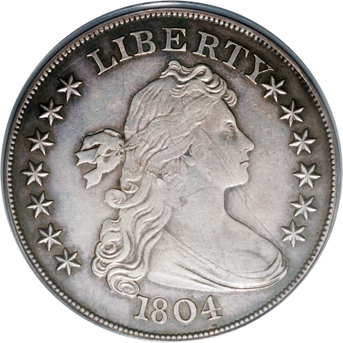 Sobre los medallones de oro, Oberth advirtió que es un misterio su paradero, enfatizando que quieren retomar la costumbre antigua de mirar las monedas y encontrar aquellas fuera de lo común con valor de colección.
<br>
<br>
<br>Imagen de archivo de Heritage Auction Galleries en Dallas muestra uno de los 15 dólares de plata conocidos de los Estados Unidos con fecha de 1804. La moneda rara se vendió por $ 2,475,000 a un coleccionista anónimo de la Costa Este. (AP Photo/Heritage Auction Gallery)
<br>