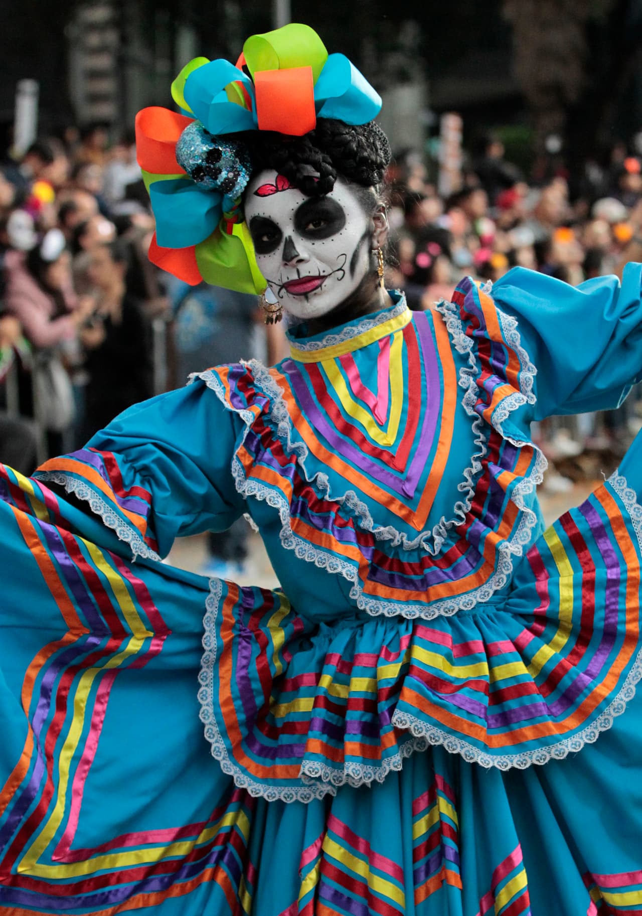 Una catrina con la vestimenta típica del estado de Jalisco.