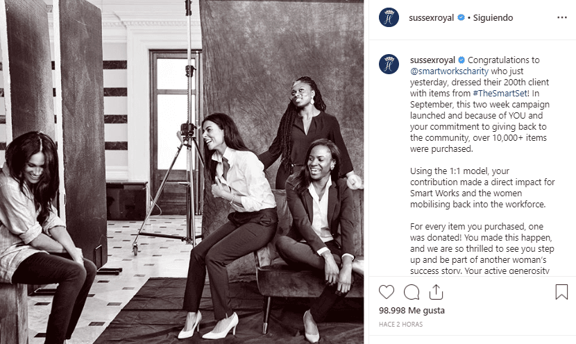 “Felicidades a Smart Works que ayer vistió a su cliente número 200 con artículos de The Smart Set”, se informó en la cuenta de Instagram de los duques de Sussex, con una imagen de Meghan en el detrás de cámaras de la campaña.
