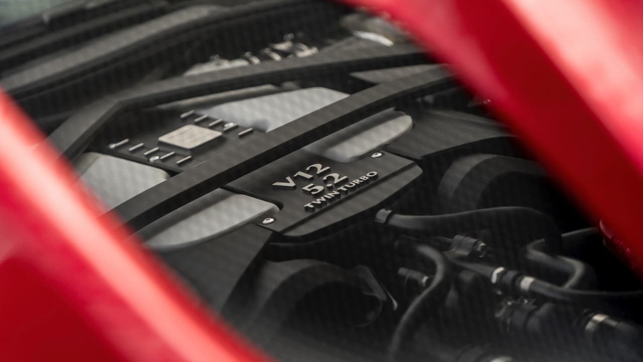 El corazón del Aston Martin DBS Superleggera 2019 es un motor V12 de 5.2 litros de desplazamiento colocado lo más bajo y hacia atrás posible para mayor estabilidad. El V12 produce 715 caballos de fuerza y 664 lb.-pie de torque, y que es capaz de lograr que en DBS Superleggera alcance una velocidad máxima de 211millas por hora.
<br>