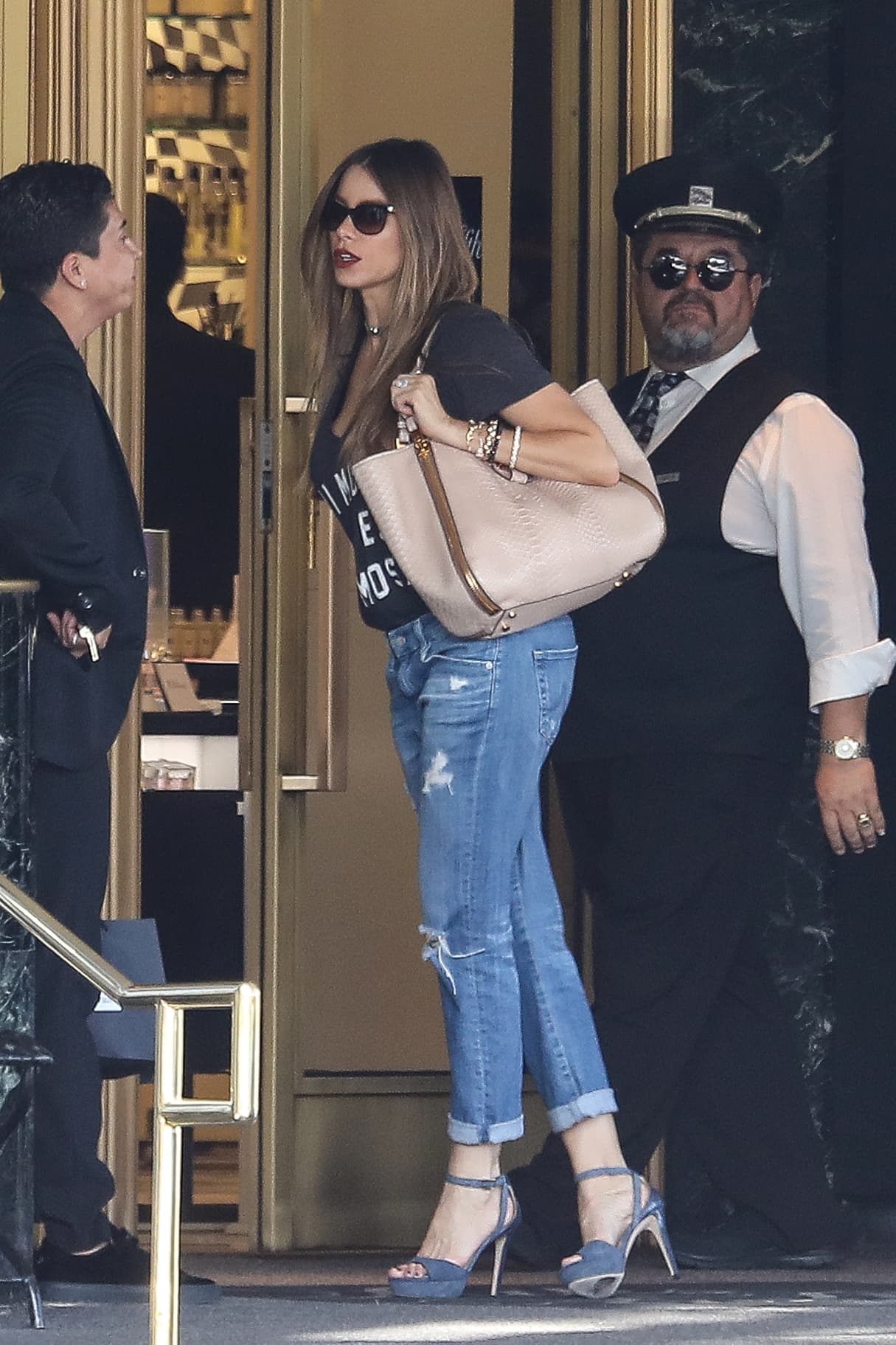 Y su inseparable bolsa gigantesca, donde seguro carga hasta el perico.