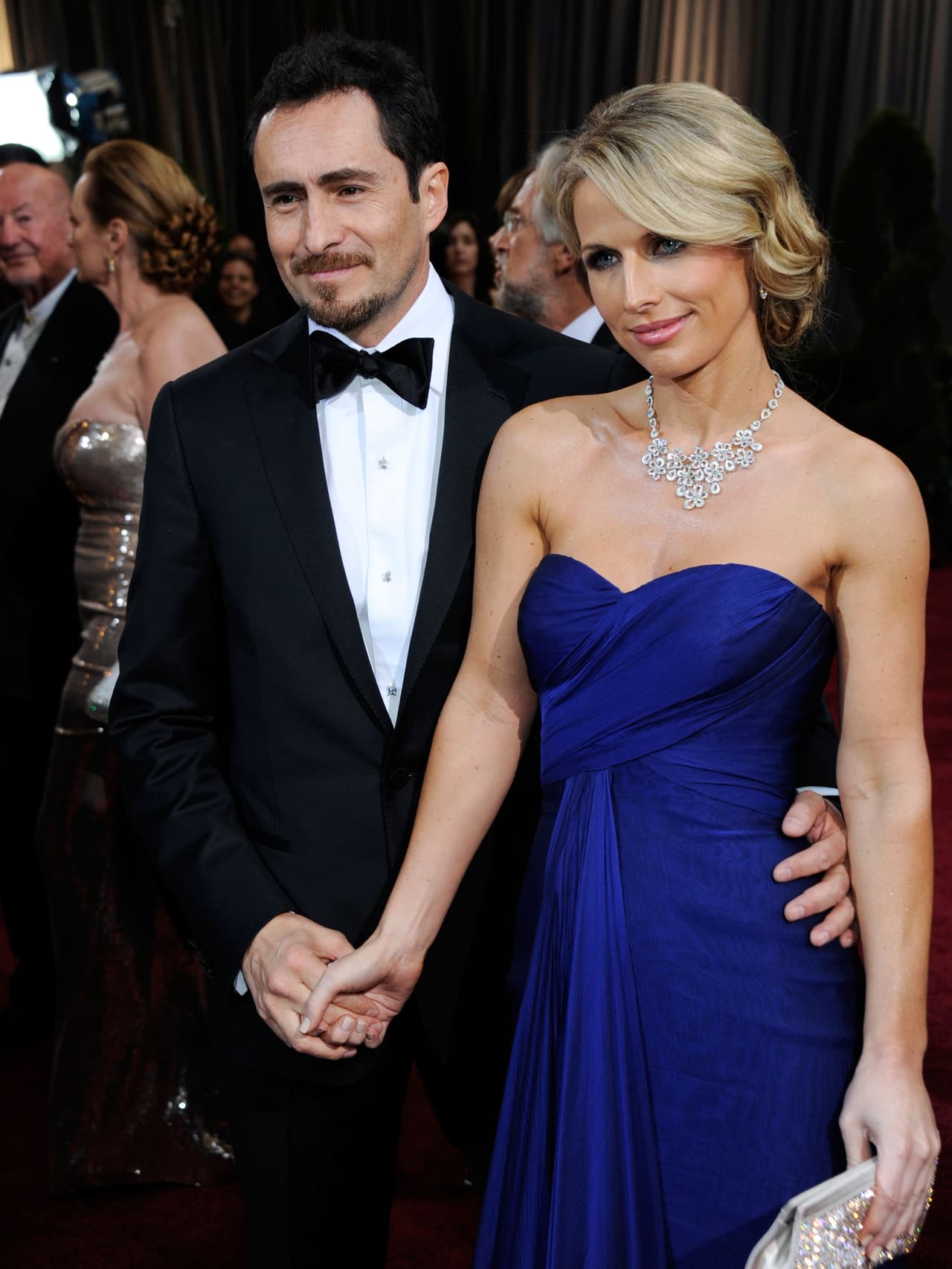 Es su único remedio hasta el día en que "vea ese rayo cegador saliendo directamente de tu alma, para siempre puro, para siempre amado, para siempre viviendo en un lugar tan tranquilo, tan brillante donde tú y yo 
<b><a href="https://www.univision.com/famosos/demian-bichir-no-dejo-las-cenizas-de-su-esposa-en-la-misma-casa-en-la-que-ella-se-quito-la-vida" target="_blank">nunca más volveremos a estar separados</a></b>".