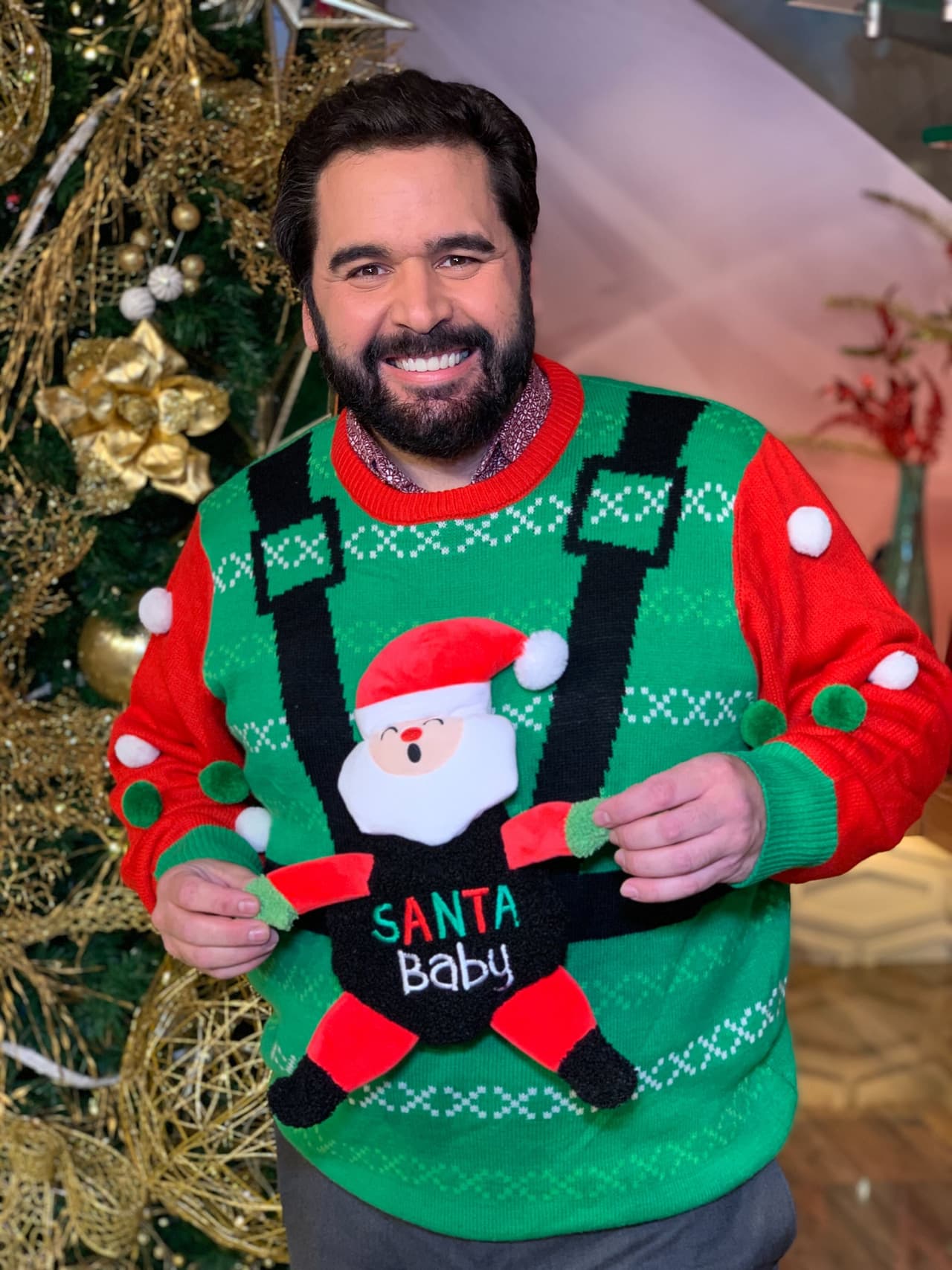 Nuestro meteorólogo Albert Martínez se unió a la fiesta de suéter y trajo consigo al 'Santa baby'.