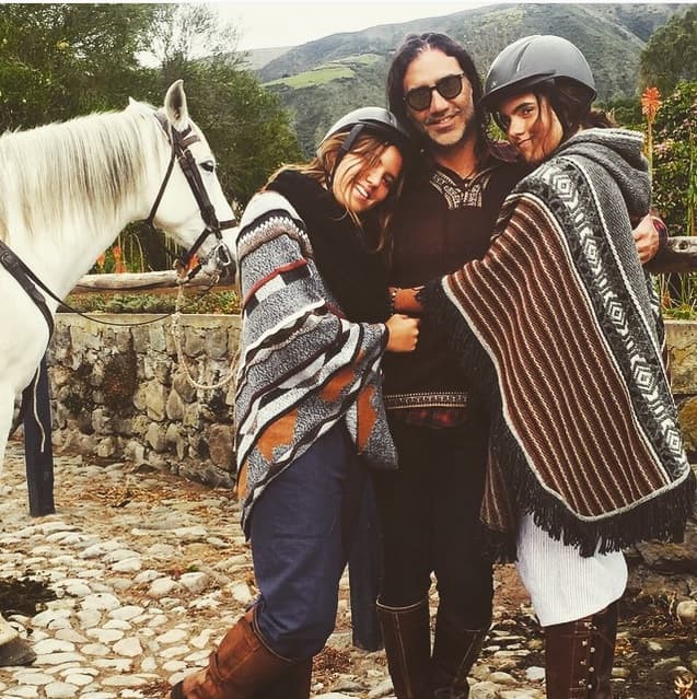 Se lleva a su familia de vacaciones y la pasan de maravilla.