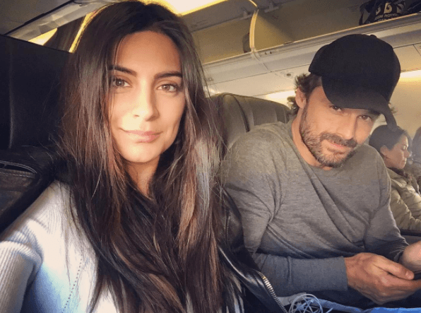 La actriz está tranquila porque el estar alejados geográficamente no ha afectado su relación. "(Estar lejos) no complica, complica cuando la gente no está feliz o plena. Yo siempre valoro mi vida personal, a mi pareja, pero también valoro mi persona, mi carrera, entonces lo complicado a veces es tener un balance, pero lo estamos llevando bien" explicó para Cuéntamelo Ya!