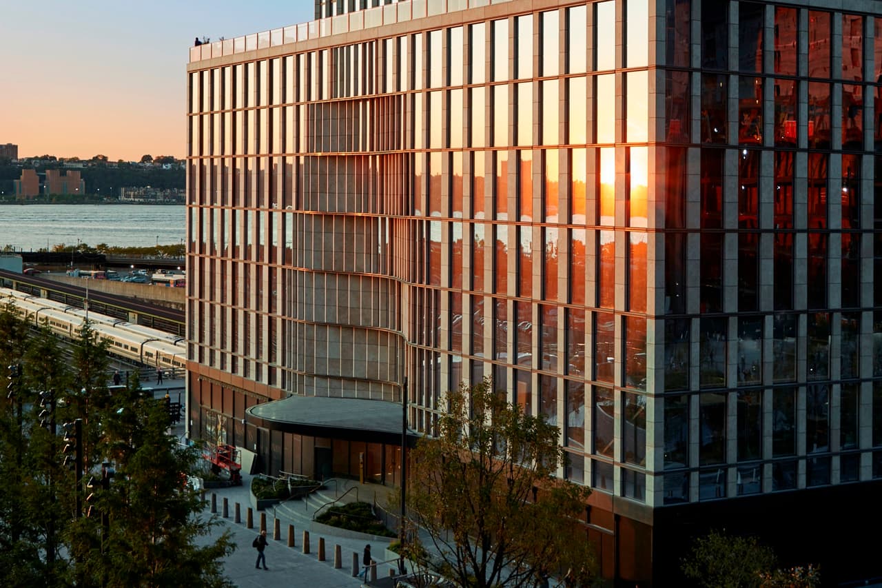 Los residentes en esta torre, diseñada por la firma de arquitectos 
<a href="https://www.som.com/"><u>Skidmore, Owings & Merrill</u></a>, disfrutan de una gran variedad de comodidades que incluyen un gimnasio, una sala de meditación y un simulador de golf. Los ganadores de este año fueron anunciados en noviembre de 2020.