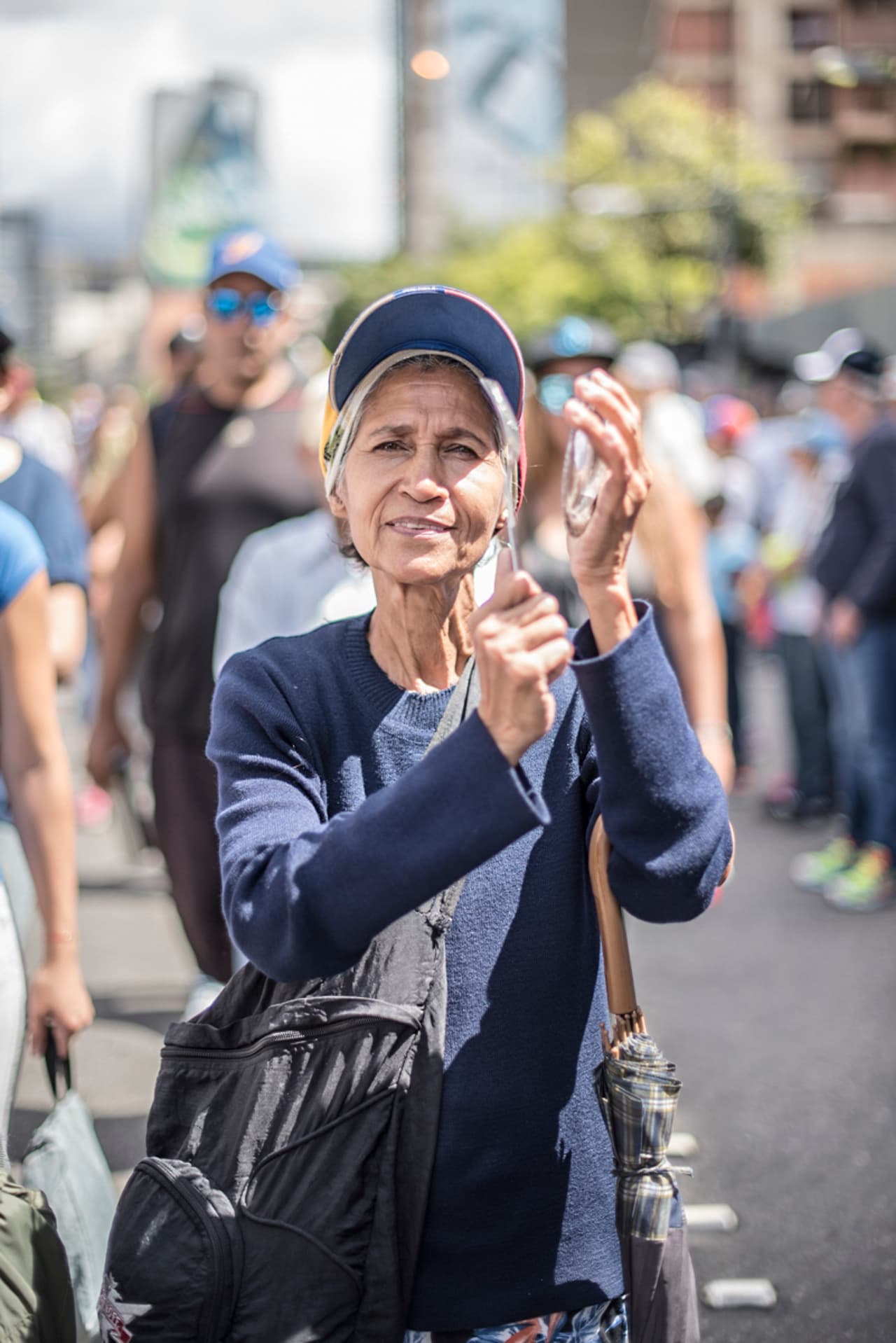 Delia Rodriguez es de la ciudad de Maracay, a unas 90 millas de Caracas y salió a protestar con la esperanza de un futuro mejor. "Quiero envejecer feliz", expresó durante la protesta.
<br>