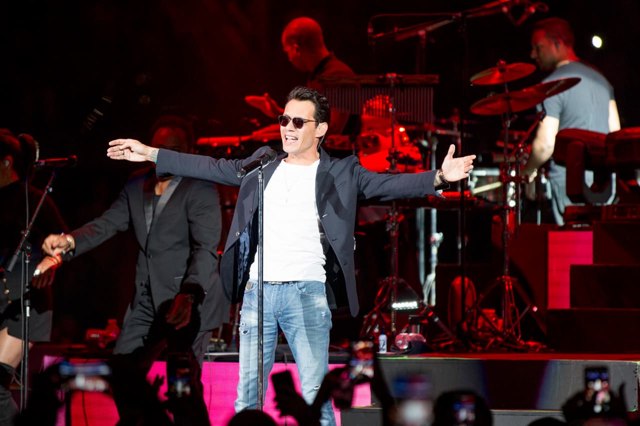 En el concierto en Miami un día después de Latin GRAMMY, Marc Anthony no hizo referencia directa a su premio ni al beso con Jennifer López, pero se mostró muy sonriente y emocionado.