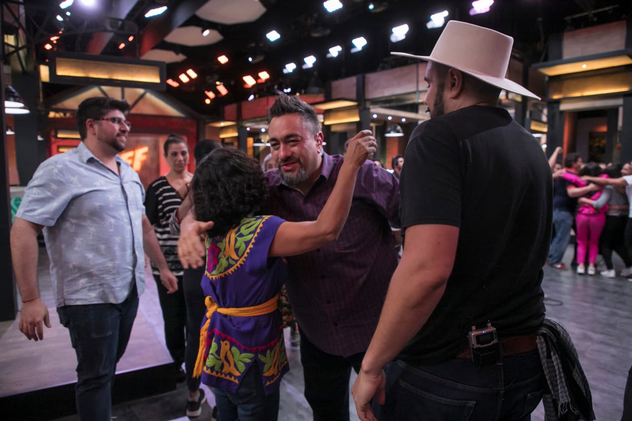 Los jueces se sumaron a la algarabía. Aquí se ve a Antonio de Livier felicitando a la familia originaria de Oaxaca, México: los Vásquez.