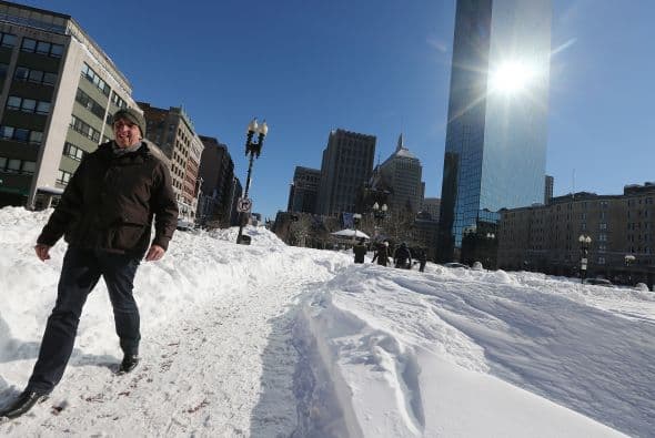 En Boston, capital de Massachusetts, murió un niño de 11 años se asfixió inhalando monóxido de carbono del coche al que se subió para resguardarse del frío y en otro incidente no relacionado, también en Boston, un hombre de 20 años falleció del mismo modo.