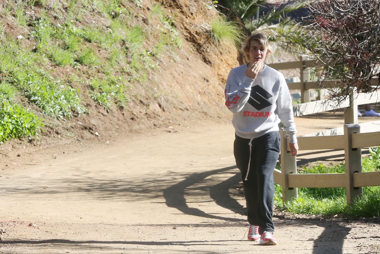 El exnovio de la modelo Hailey Baldwin regresaba de dar una caminata junto a una mujer, no identificada, cuando vio lo que estaba sucediendo.