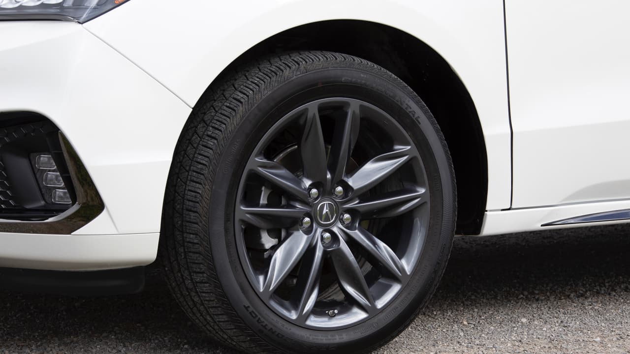 Otros de los detalles que distinguen a la Acura MDX A-Spec de sus hermanas regulares son sus ruedas de aluminio gris de 20 pulgadas con neumáticos de perfil bajo (265/45)