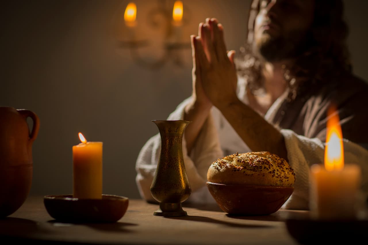 El 
<b>14 de abril es Jueves Santo</b> y se recuerda la última cena de Jesús y sus 12 apóstoles. En algunos templos se hace el lavatorio de pies para representar los últimos días de Jesús y sus discípulos.