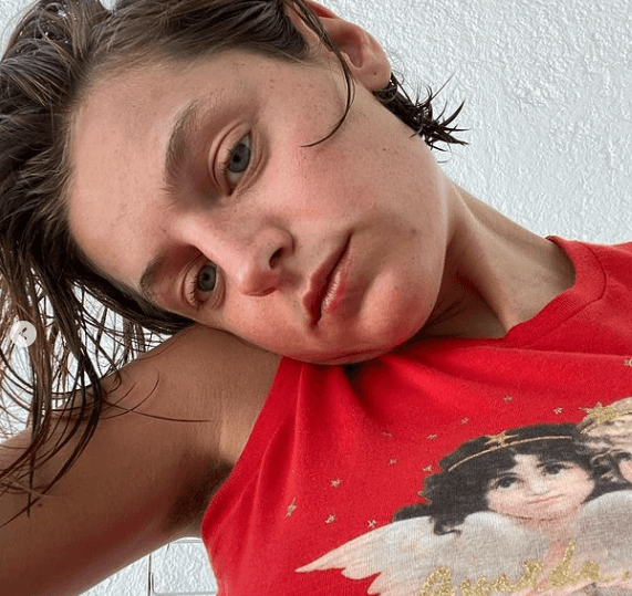 Emma se puso en manos del estilista Daniel Martin para renovar su corte de pelo y apostar por un cambio radical; optó por un tono claro y con un corte a las orejas.