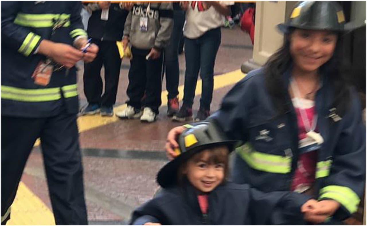 La mini bomberita trabajó muy fuerte, y se llevó un buen pago por el esfuerzo.