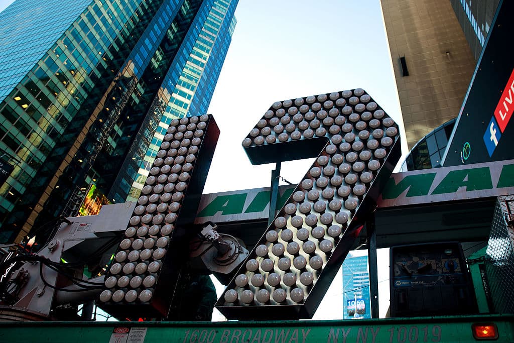 En Times Square, el nuevo año está marcado por el descenso de la famosa bola de 2,688 cristales que, según EFE, se unió en 1907 a esta multitudinaria celebración.