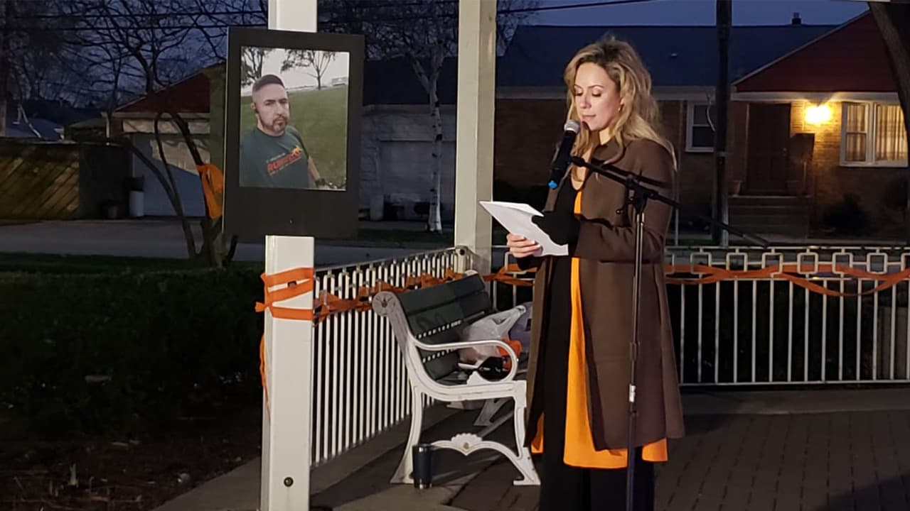 Según las autoridades, el pasajero le robó el auto, lo atropelló y luego le disparó.
<br>