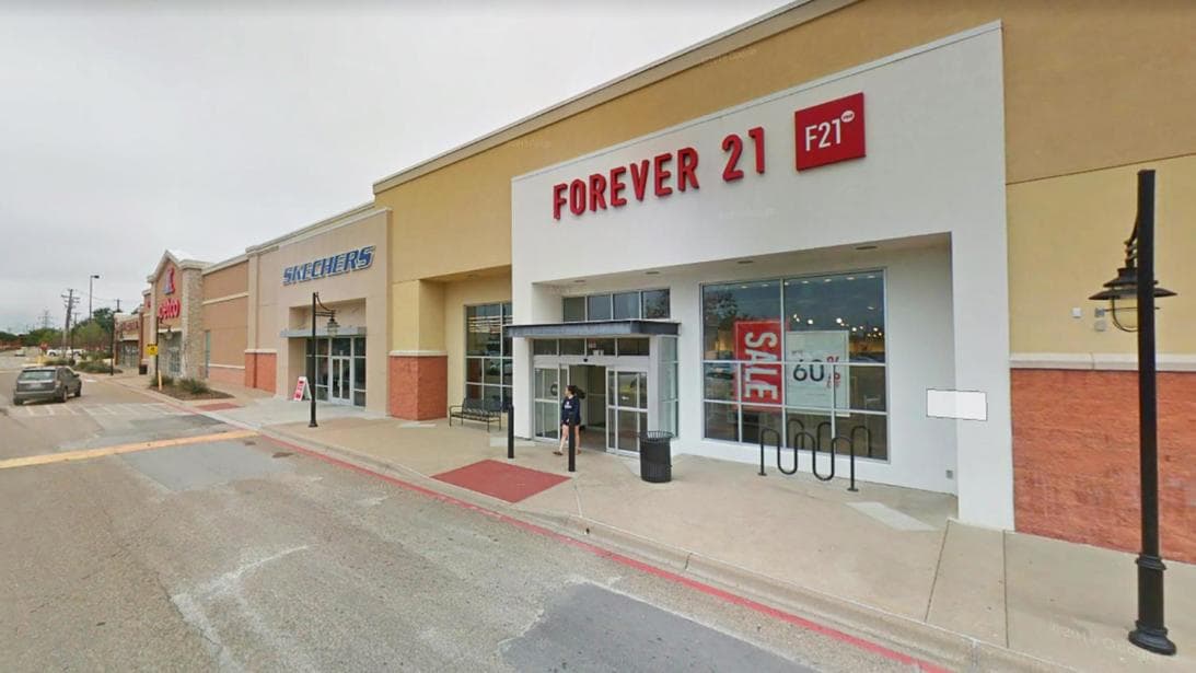 <b>Estas son las nueve tiendas que Forever 21 cerrará en Texas (Fotos)</b> Tras el anuncio de 
<a href="https://www.univision.com/local/los-angeles-kmex/la-cadena-de-ropa-forever-21-se-declara-en-bancarrota-y-anuncia-que-cerrara-178-tiendas">bancarrota</a> de la firma estadounidense de moda a bajo costo, se dio a conocer la lista de las 178 tiendas que cerraron en todo el país, de las cuales nueve quedan en Texas. 
<a href="https://www.univision.com/local/houston-kxln/estas-son-las-nueve-tiendas-que-forever-21-cerrara-en-texas-fotos-fotos">Entérate aquí cuáles son. </a>