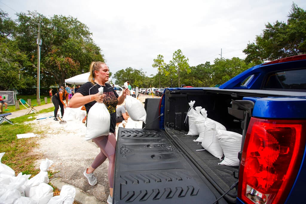 Las personas hacen también
<a href="https://www.univision.com/local/tampa-wvea/filas-arena-bahia-tampa-florida-huracan">filas durante horas para llenar sacos de arena </a>para proteger sus propiedades de los daños. Esta mujer esperó unas dos horas en el Complejo Himes Avenue para llevarse 10 sacos gratuitos.