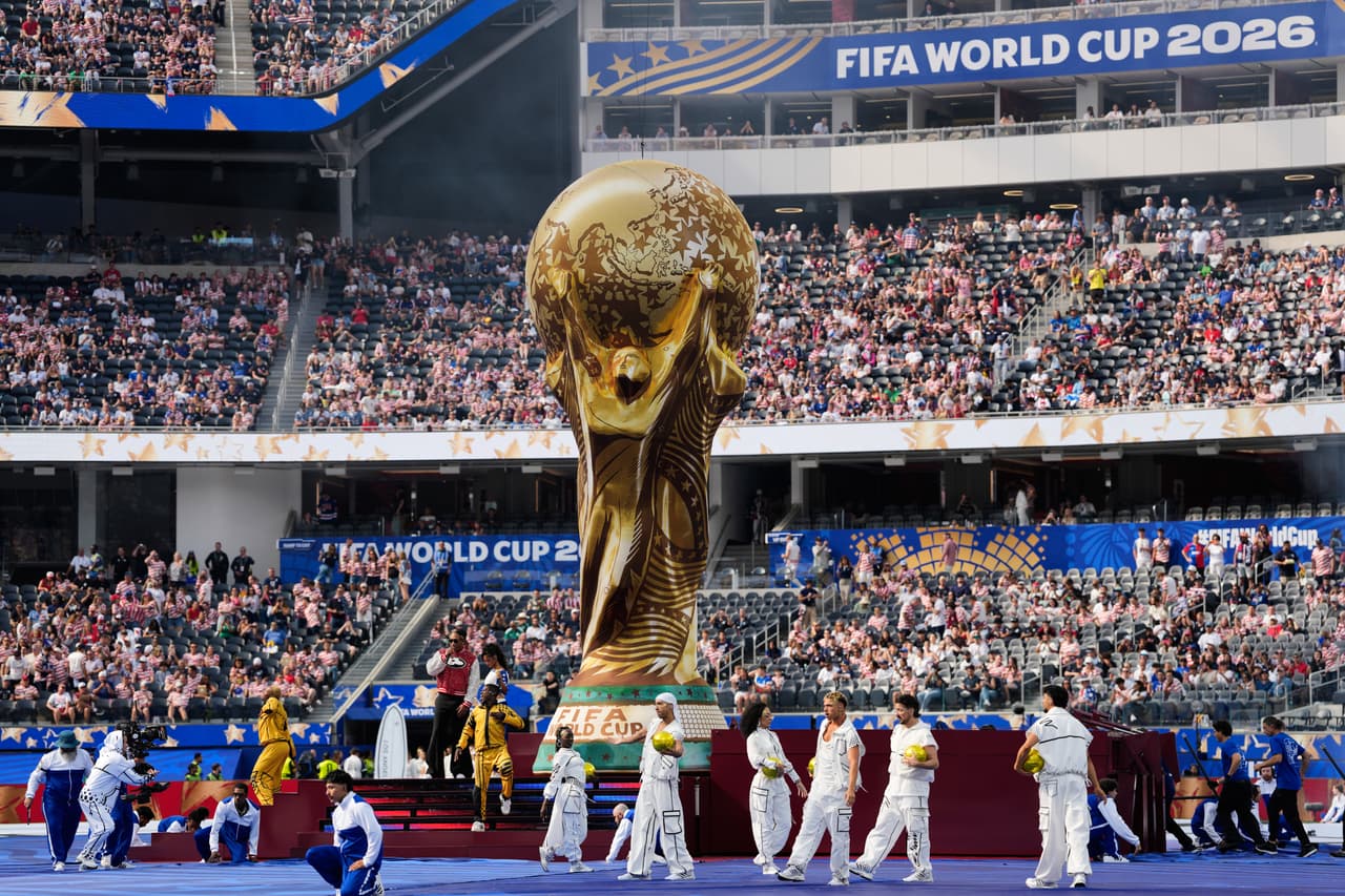 Future y Tyla actúan durante la ceremonia de apertura del partido del Grupo D de la Copa del Mundo. (Foto AP/Andre Penner)