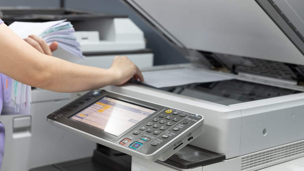 <h3 class="cms-H3-H3">¿Y si llevo una foto o copia?</h3>
<br>
<b>No es suficiente: l</b>a ley exige portar el documento físico original. Las copias o fotos en el celular no cumplen con el requisito legal.
<br>⚠️ Incluso si estás esperando una renovación o tienes una constancia de USCIS, si no llevas el documento original, 
<b>podrías estar cometiendo una falta técnica</b>