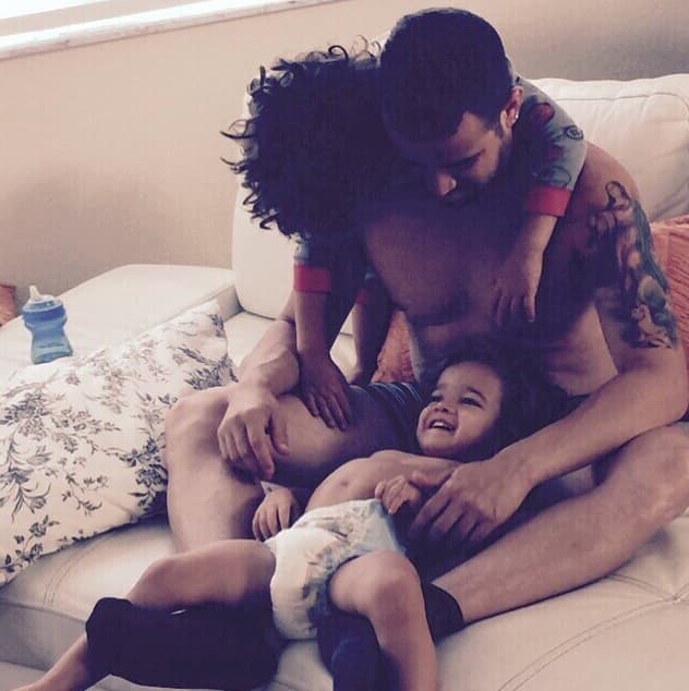 No cabe duda, ser papá es toda una experiencia y él la disfruta al máximo.