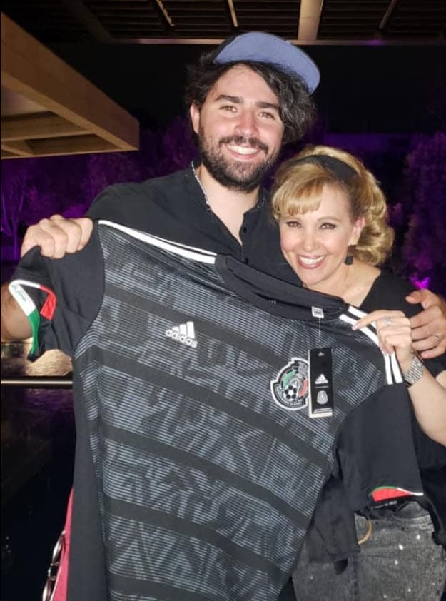 "
<b>Mi hijo se dio cuenta de que Victor es un buen hombre</b>. La que sí me echó muchas porras fue mi nuera, porque me dijo que me ve muy contenta y él le cayó muy bien […] Víctor está planeando una comida para conocerlos, parece ser que la cosa va en serio".
<br>