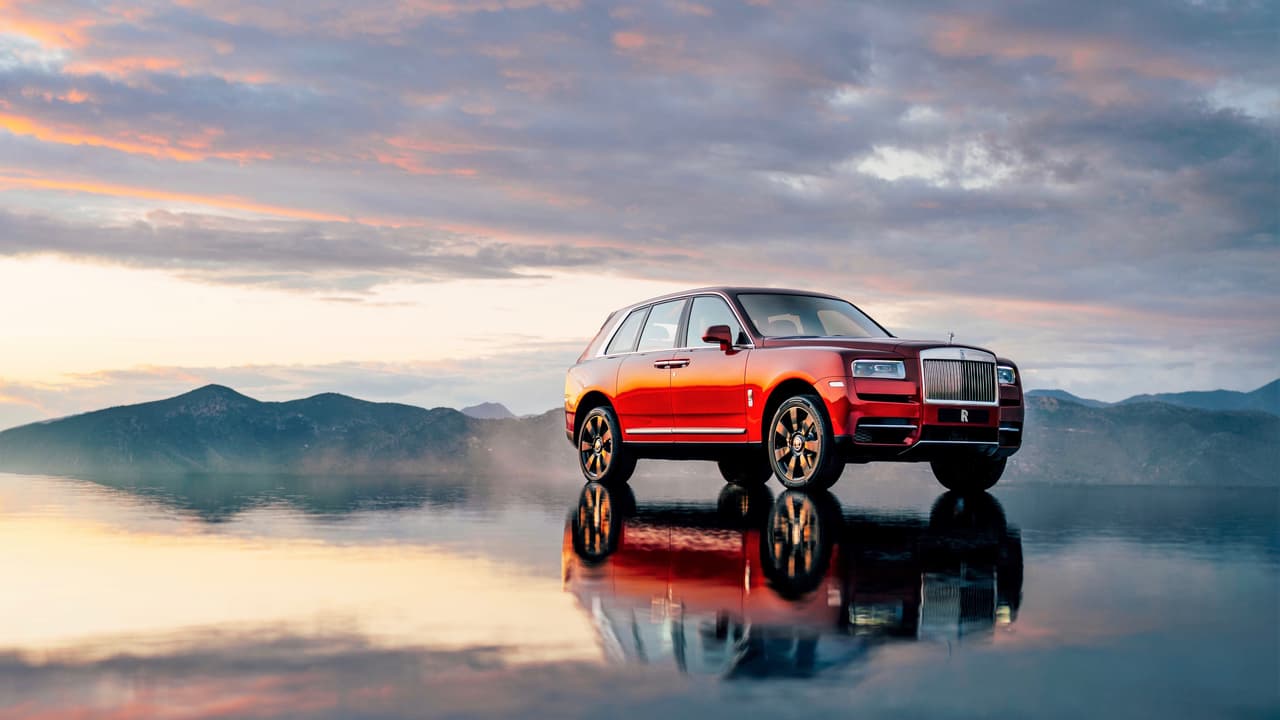 A pesar de sus poco tradicionales proporciones, la Rolls-Royce Cullinan es un vehículo 
<b>masivamente grande</b>. La enormidad de su tamaño no se aprecia en fotografías ya que no hay otro vehículo para poder compararlo, pero quienes estén familiarizados con el 
<b><a href="Dios salve al rey: este es el nuevo Rolls-Royce Phantom VIII" target="_blank">Rolls-Royce Phantom</a></b> con el que comparte su mecánica podrán darse una idea de la enormidad de este vehículo.
