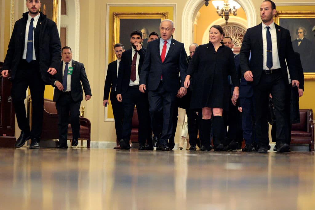 El primer ministro israelí, Benjamin Netanyahu, camina por los pasillos del Congreso, para reunirse con el líder republicano del Senado, John Thune (R-SD) y el presidente de la Cámara de Representantes, Mike Johnson (R-LA). Netanyahu se encuentra en Washington para conversar con los líderes republicanos del Congreso después de visitar la Casa Blanca y reunirse con el presidente Donald Trump, quien propuso que Estados Unidos asumiera el control del territorio palestino de Gaza, desplazando a su población.