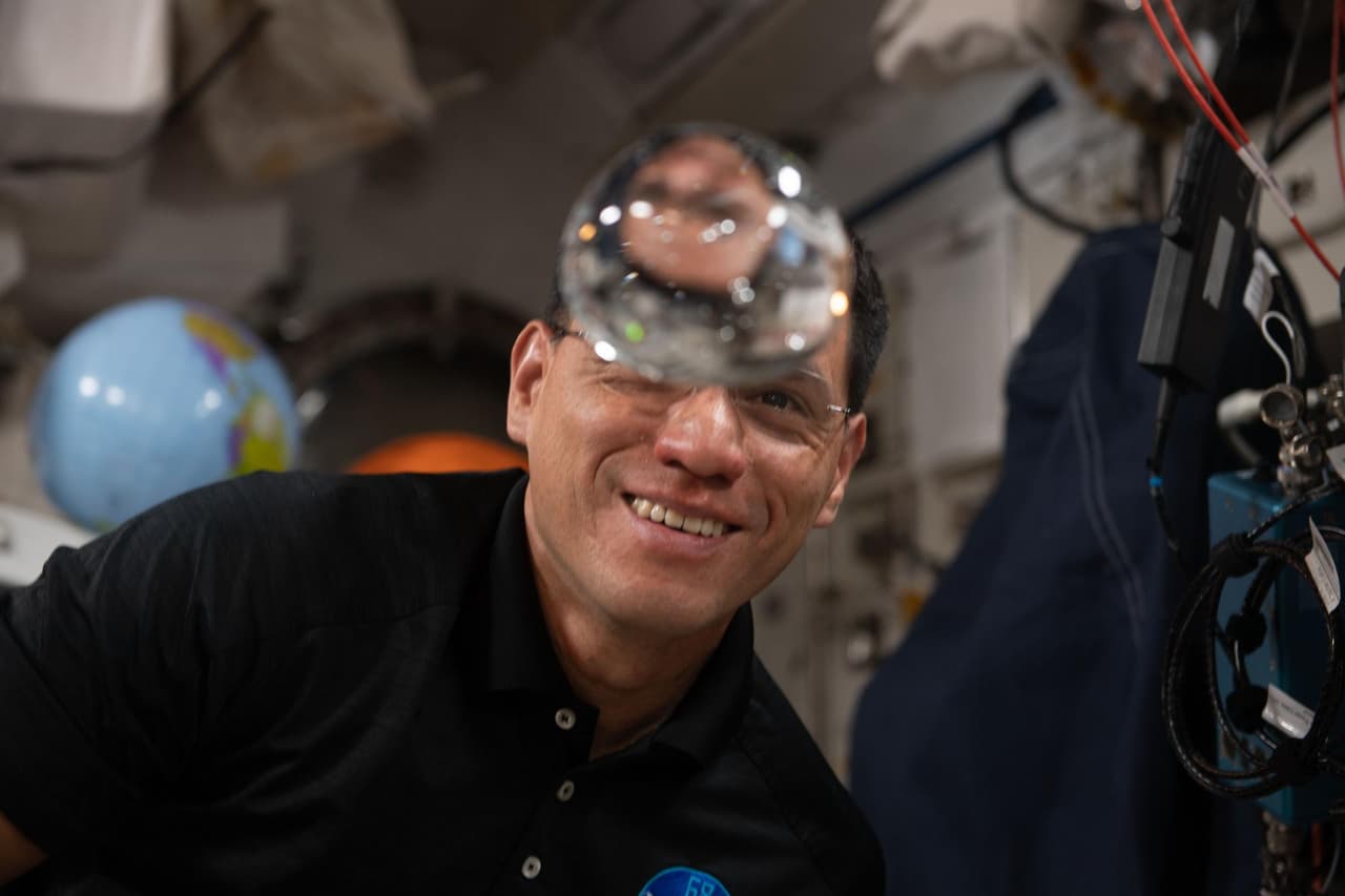 <h2 class="cms-H2-H2">¿Qué estaba haciendo Frank Rubio en el espacio?</h2>
<br>
<br>
<h3 class="cms-H3-H3"><b>Pruebas de agua: </b></h3>
<br>Frank Rubio usa el dispensador de agua potable que proporciona agua para el consumo y la preparación de alimentos en el espacio. Otro dispensador de agua potable Exploration realiza mejoras en los métodos avanzados de saneamiento y suministro de agua caliente.