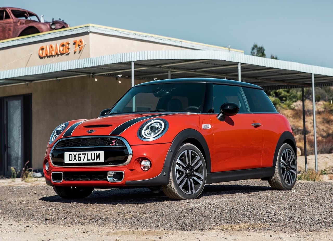 <h3 class="cms-H3-H3"><b>6. MINI Cooper Hardtop 2-door</b></h3>
<br>
<ul>
<li><b>Precio promedio de una unidad usada en noviembre 2021:</b> $24,788</li>
<li><b>Diferencia en dólares comparado a noviembre 2020:</b> $7,136</li>
<li><b>Diferencia porcentual comparado a noviembre 2020:</b> 40.4%</li>
</ul>