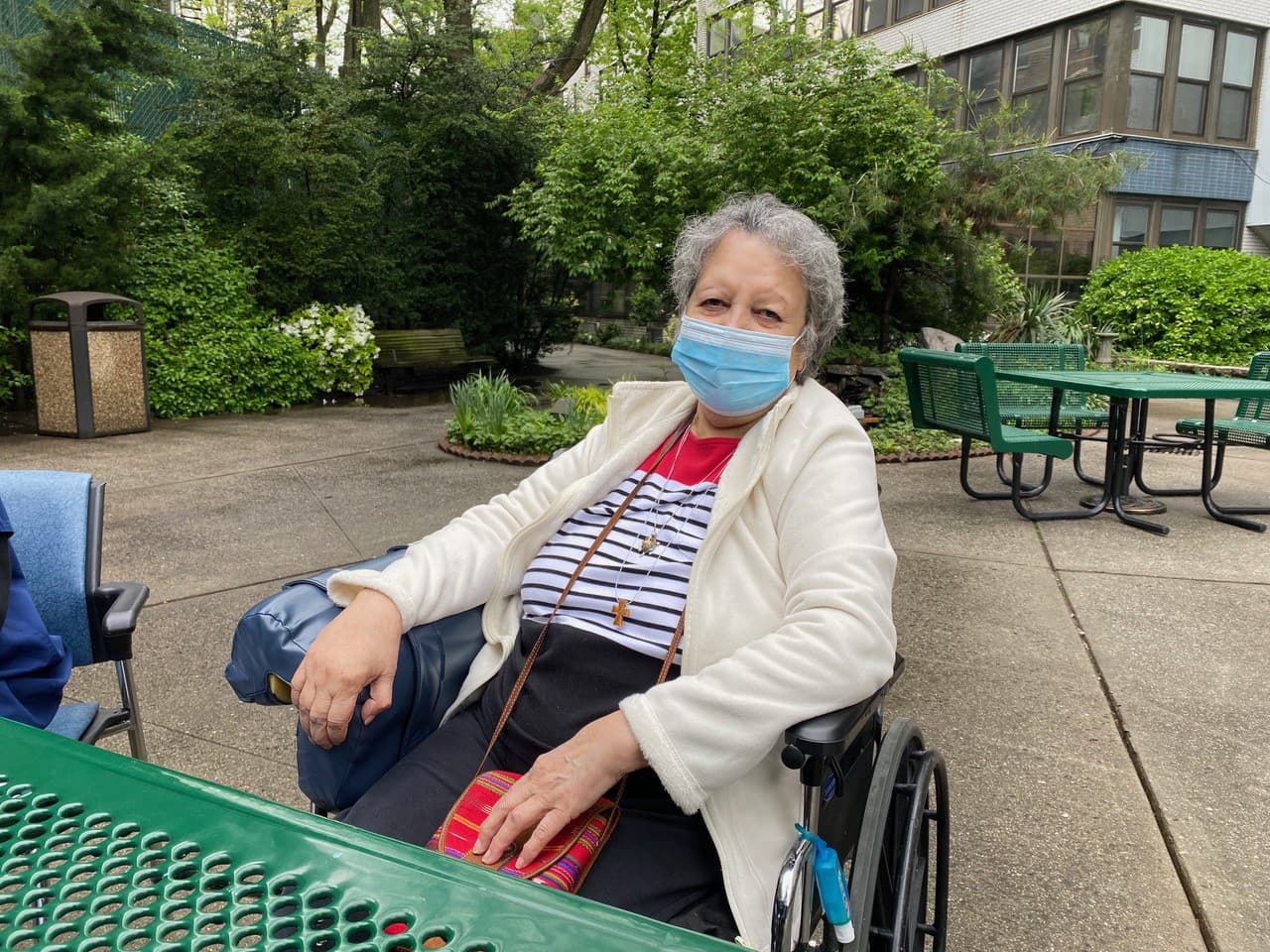 Dominga Dominga Márquez, residente de New Jewish Home Senior Living, dice que el aislamiento forzado por la pandemia de covid ha sido duro. Pero asegura que tener a los estudiantes voluntarios allí la ha ayudado.
<br>