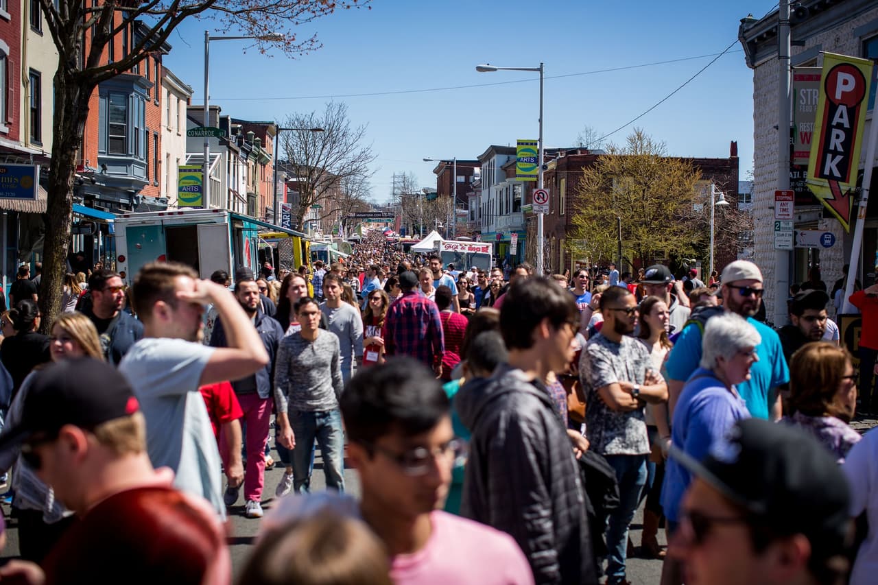 <b><a href="https://manayunk.com/events/manayunk-streat-food-festival.html">Manayunk StrEAT Food Festival (23 de abril)</a></b>. Más de 50 camiones de comida y restaurantes del vecindario se alinean en la calle principal de Manayunk durante este evento gastronómico, repartiendo platos que destacan un ingrediente clásico de primavera: las fresas. También en el sitio encontrarás un puesto de granja, vendedores y música en vivo.