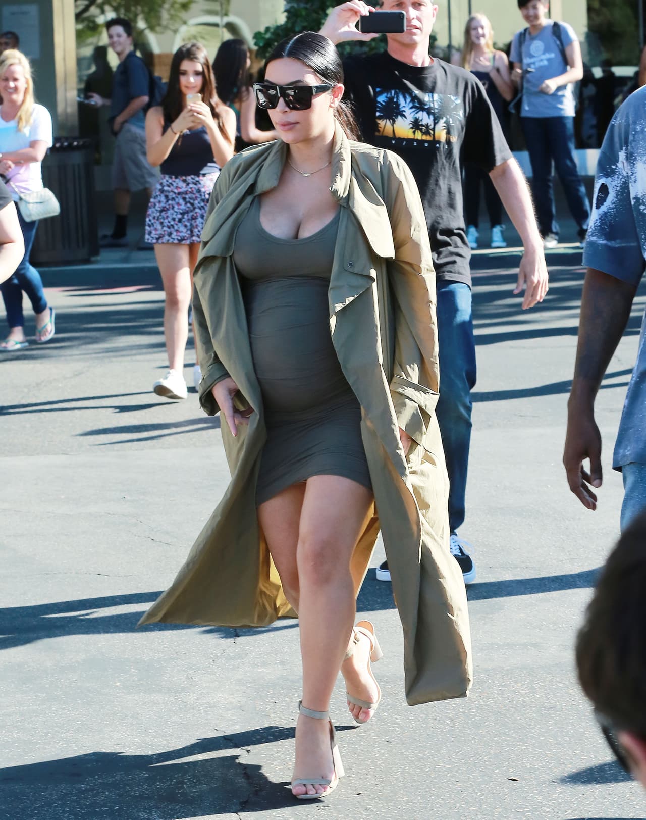 Kim presumió su pancita en otro atuendo ceñido.