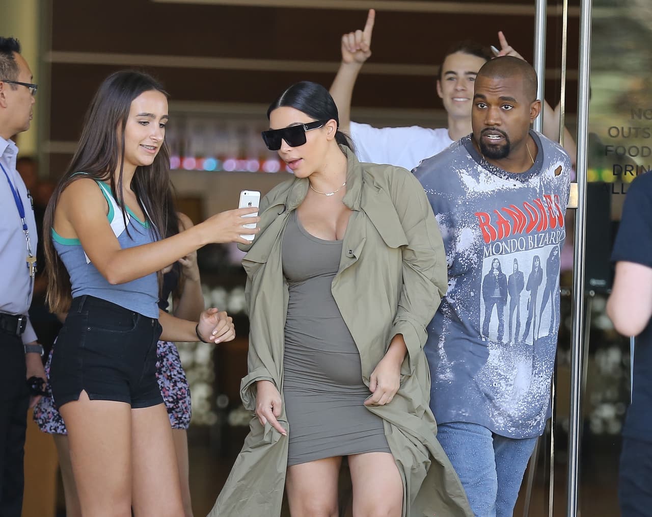 Kim revisaba las fotos que se sacaba.