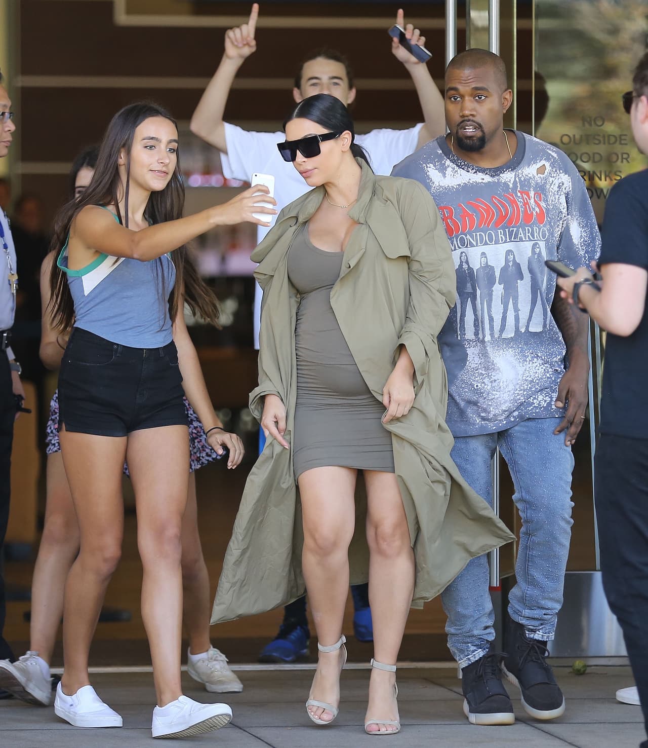 ¿Qué tal el chico atrás de ellos?