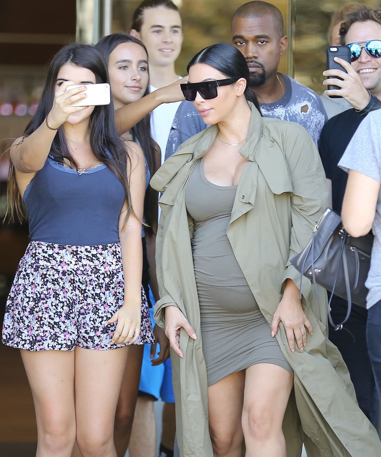 Chicas les pedían sacarse 'selfies'.