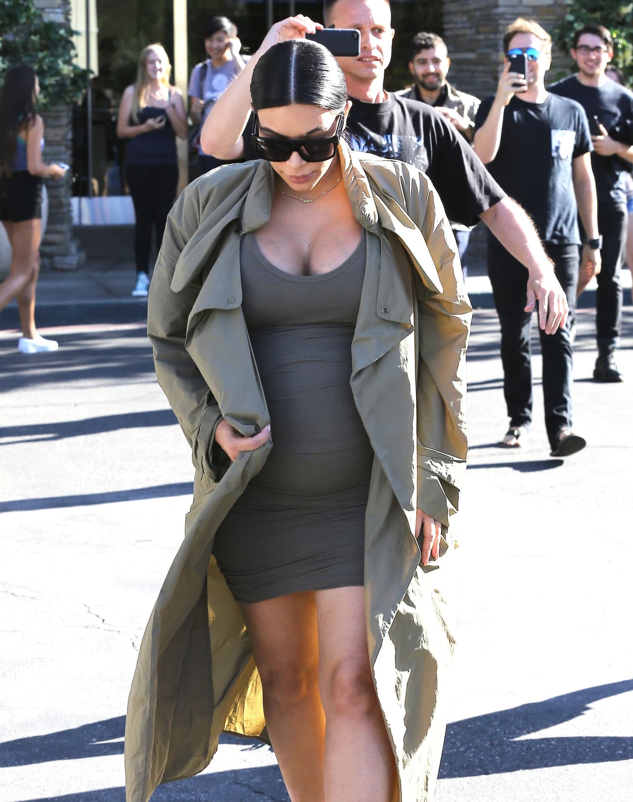 Se cubrió con un largo abrigo.