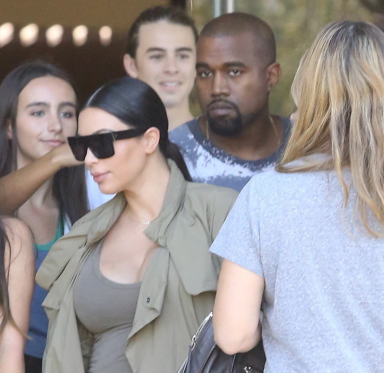 Los abordaron inmediatamente en la salida.