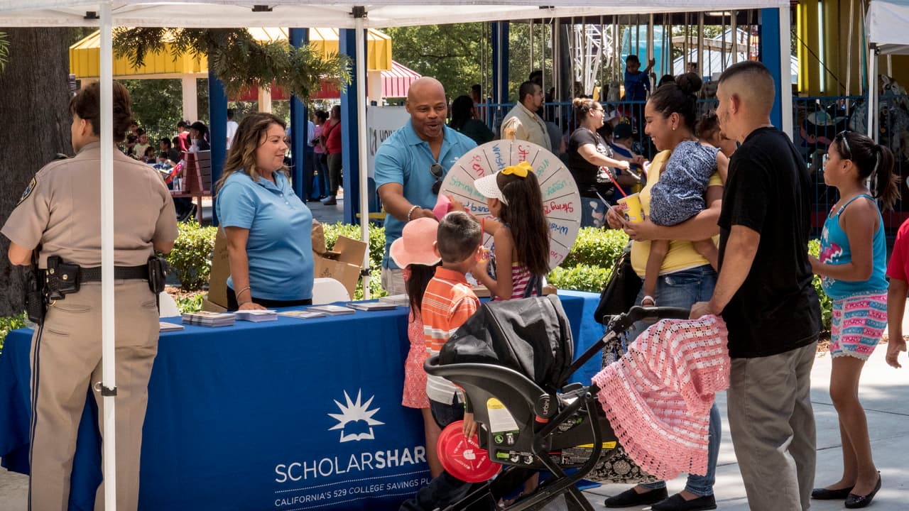 Familias del valle central visitaron los parques temáticos Playland y Storyland para disfrutar del Día de la Familia en Fresno.
