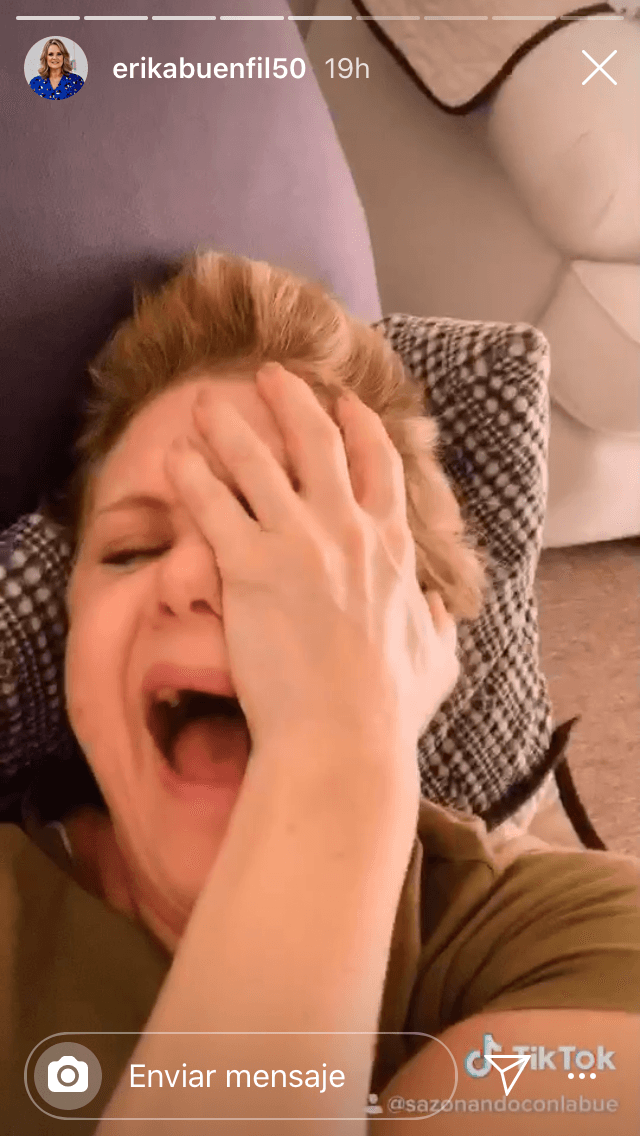 Con sus 56 años,
<b> <a href="https://www.univision.com/temas/erika-buenfil" target="_blank">Erika Buenfil</a> </b>se ha convertido en todo un suceso en TikTok, la red social en la que desde finales de abril pasado rebasó los
<b> 5 millones de seguidores.</b>
<br>