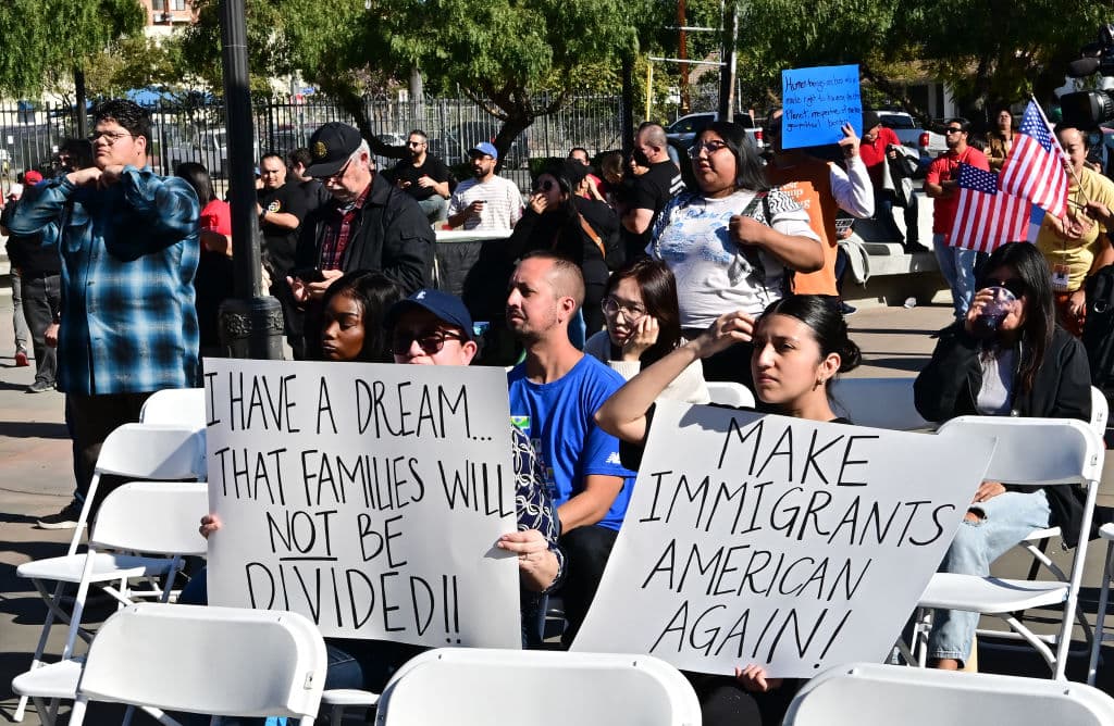 Otra de las peticiones que pudieron leerse en los carteles de la manifestación, fue que las familias no sean separadas con las órdenes de deportación