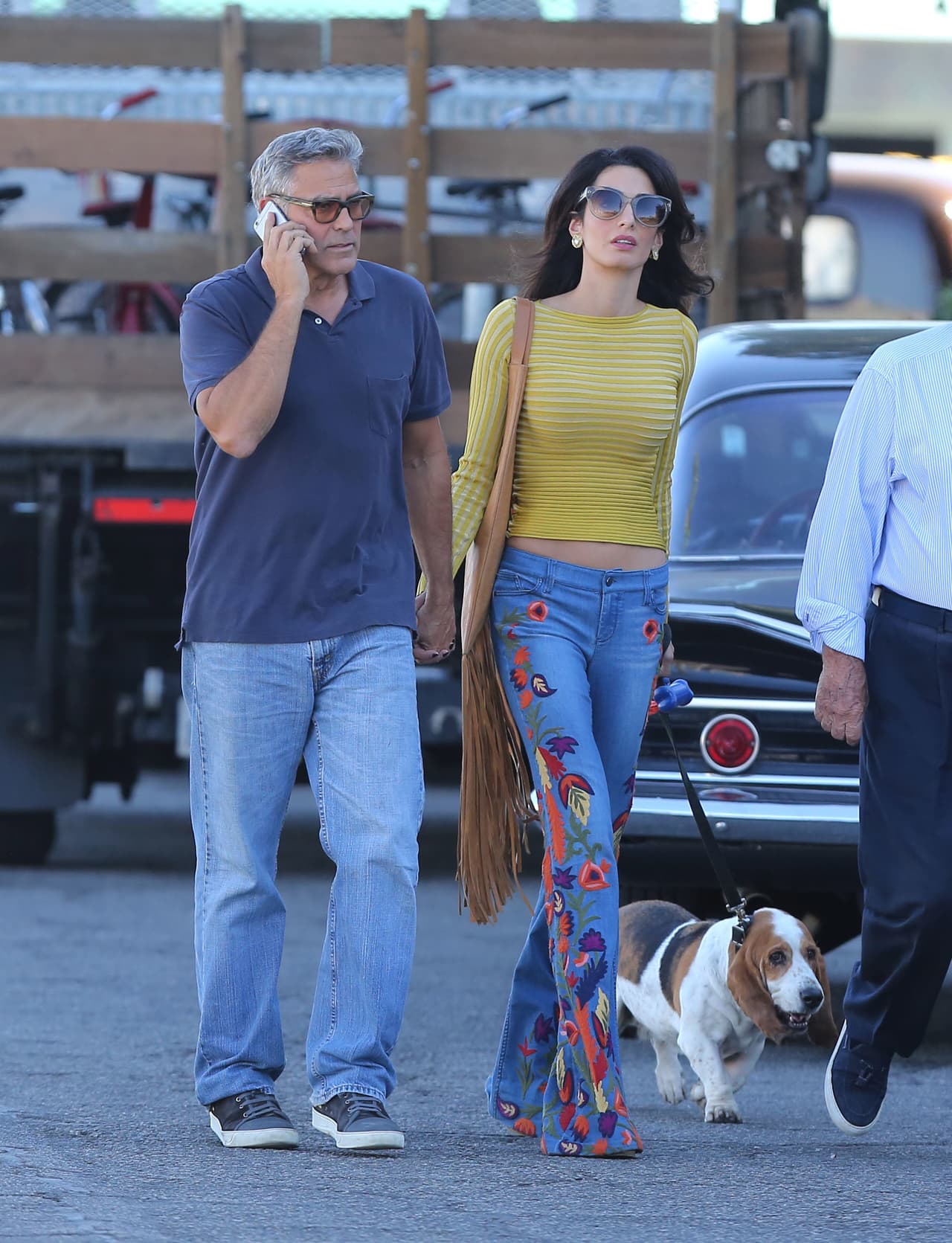 El amor de los famosos hacia sus perros, no tiene límites y algunos los adoptan como si fueran sus propios hijos, aquí George Clonney con su esposa Amal y su mascota.
<br>