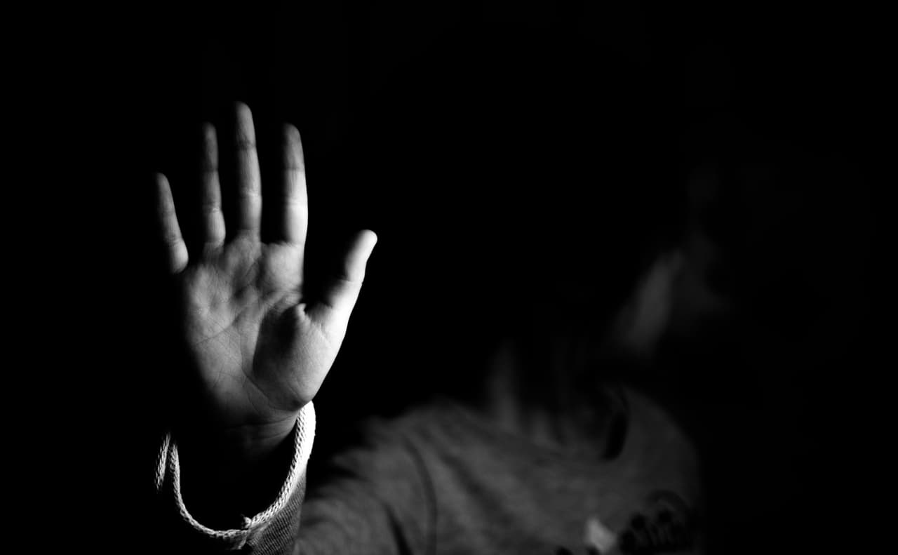 Un hombre es acusado de apalear a su hija menor de edad y planear casarla a la fuerza