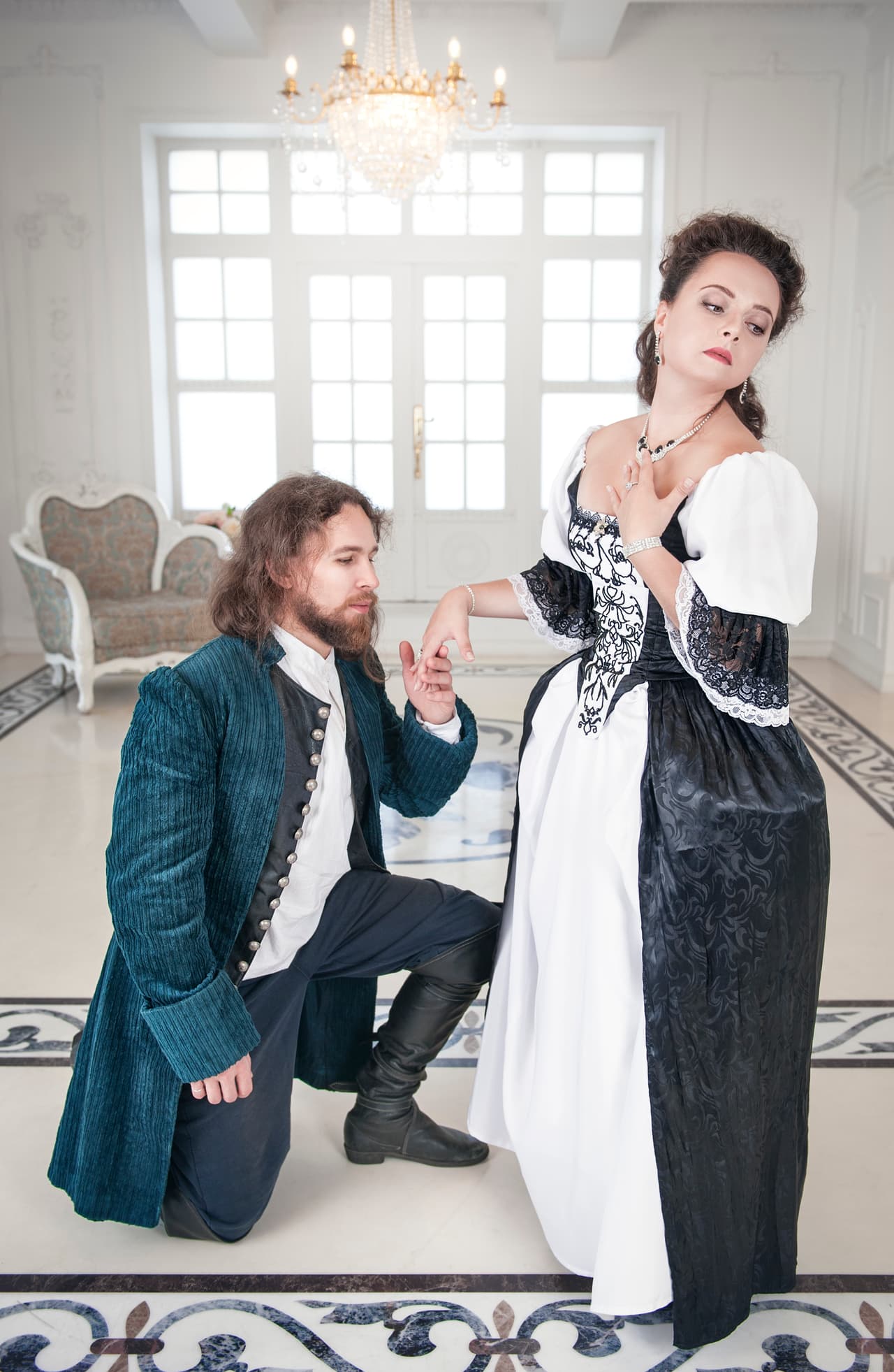 A la hora de la intimidad, deberá sorprender a su pareja con ropas íntimas y escenarios que rompan la rutina y exciten la imaginación.