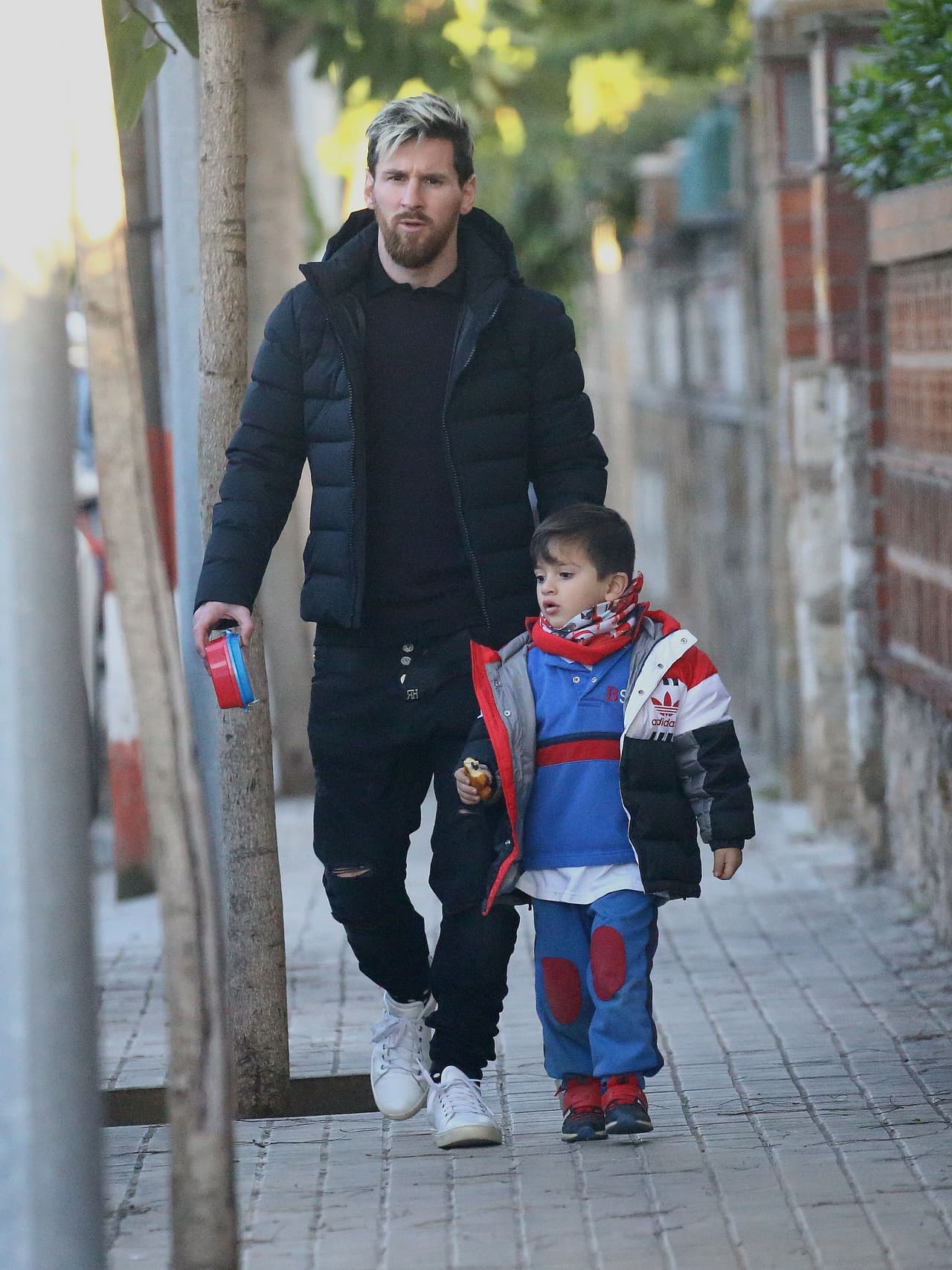 Leo Messi lleva muy abrigado a su hijo Thiago.